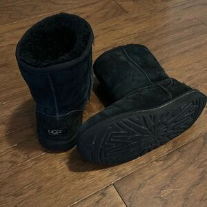 Black UGG classic